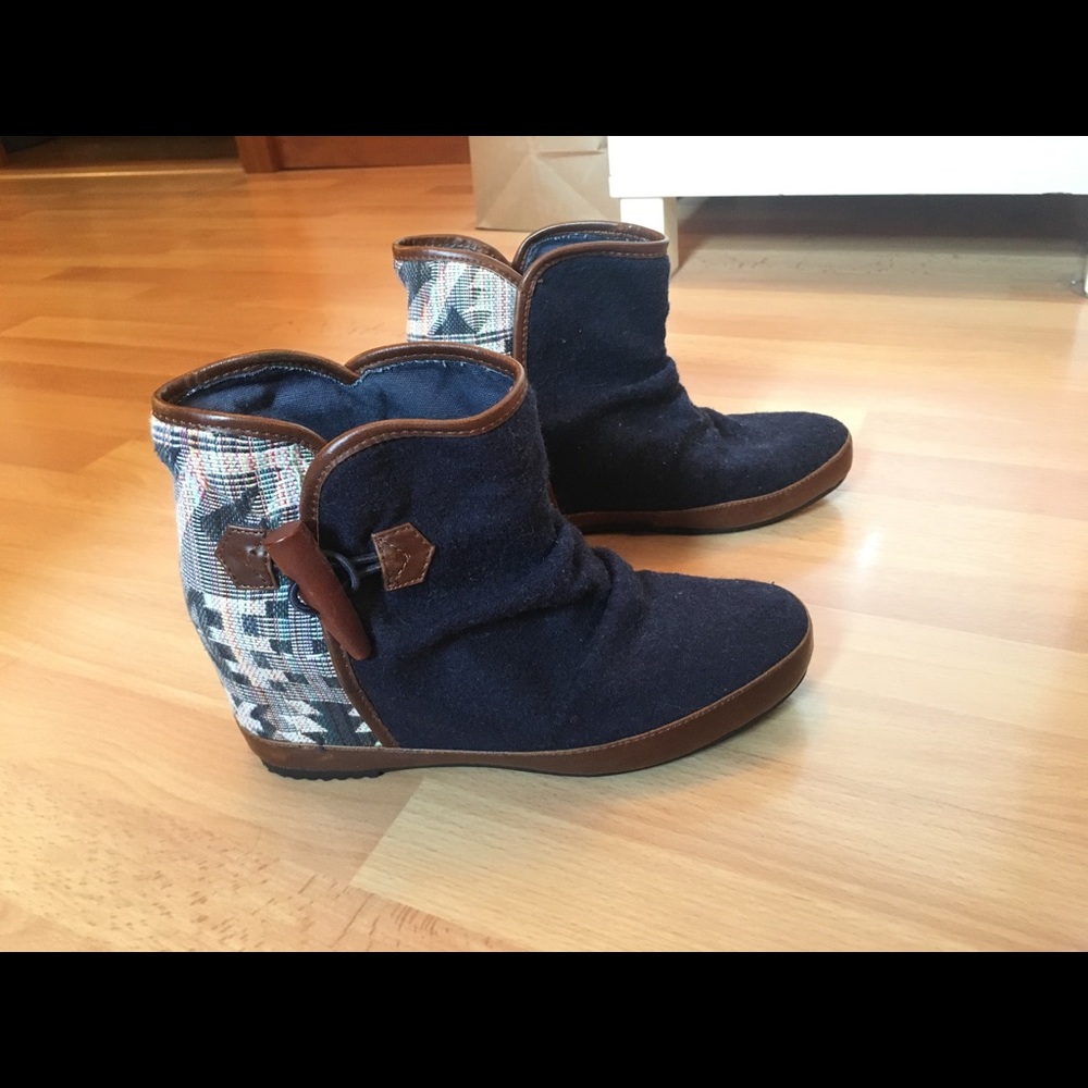 ▪️FINAL SALE 2/5▪️ Blue wedge booties with tribal detail